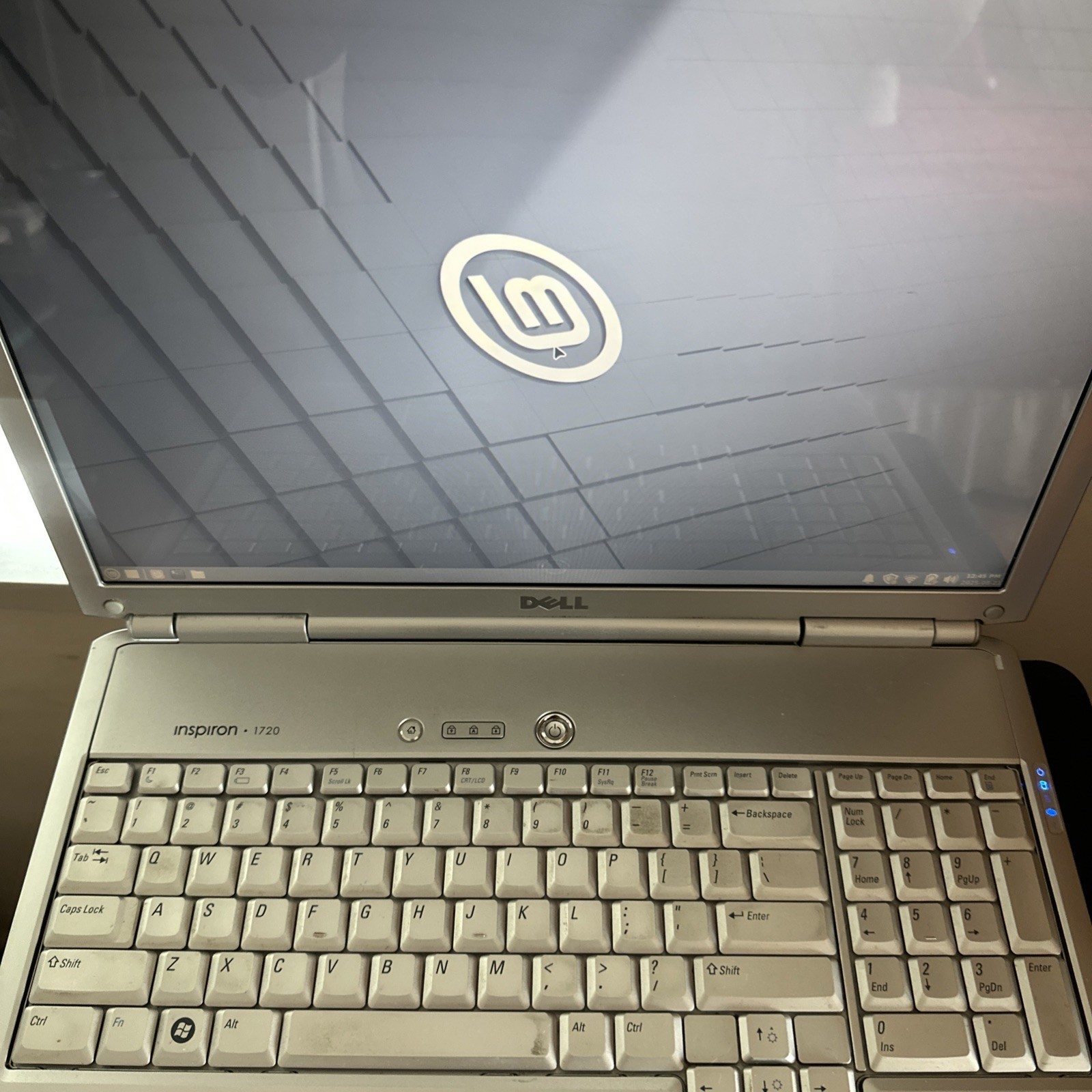dell inspiron 1720 laptop 320 /2GB Linux Mint OS 21.3. Works. READ.