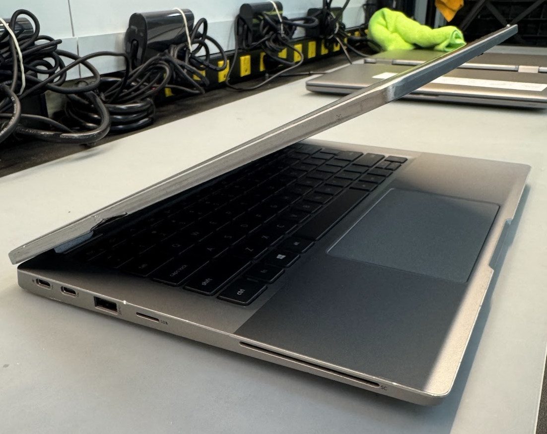 Dell Latitude 5320 13″ 2IN1 INTEL CORE i5-1145G7 256GB SSD 16GB RAM WIN11 C READ