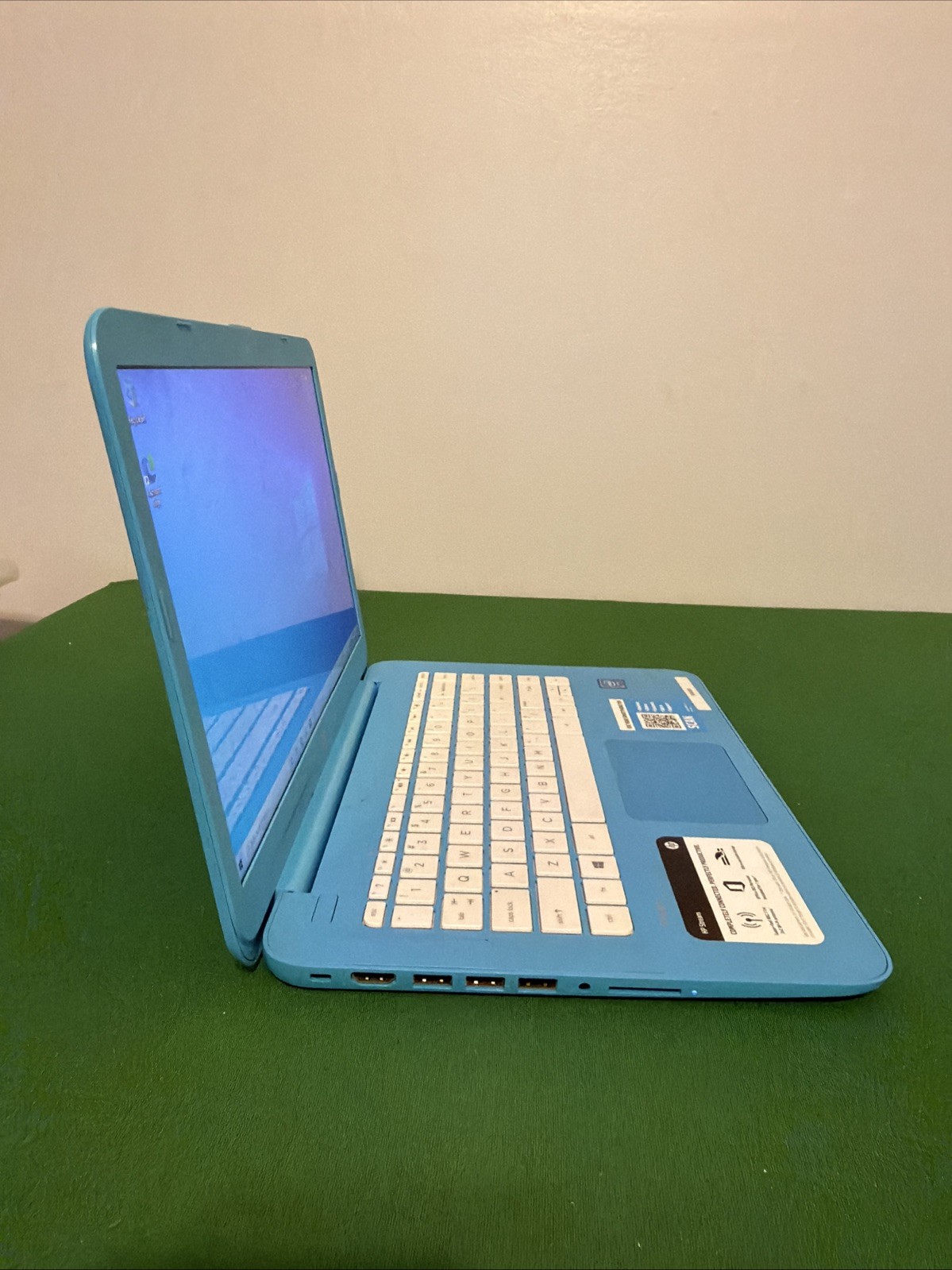 HP Stream Laptop 14inches-Intel Celeron N3060, @1.60Ghz, 4GB RAM