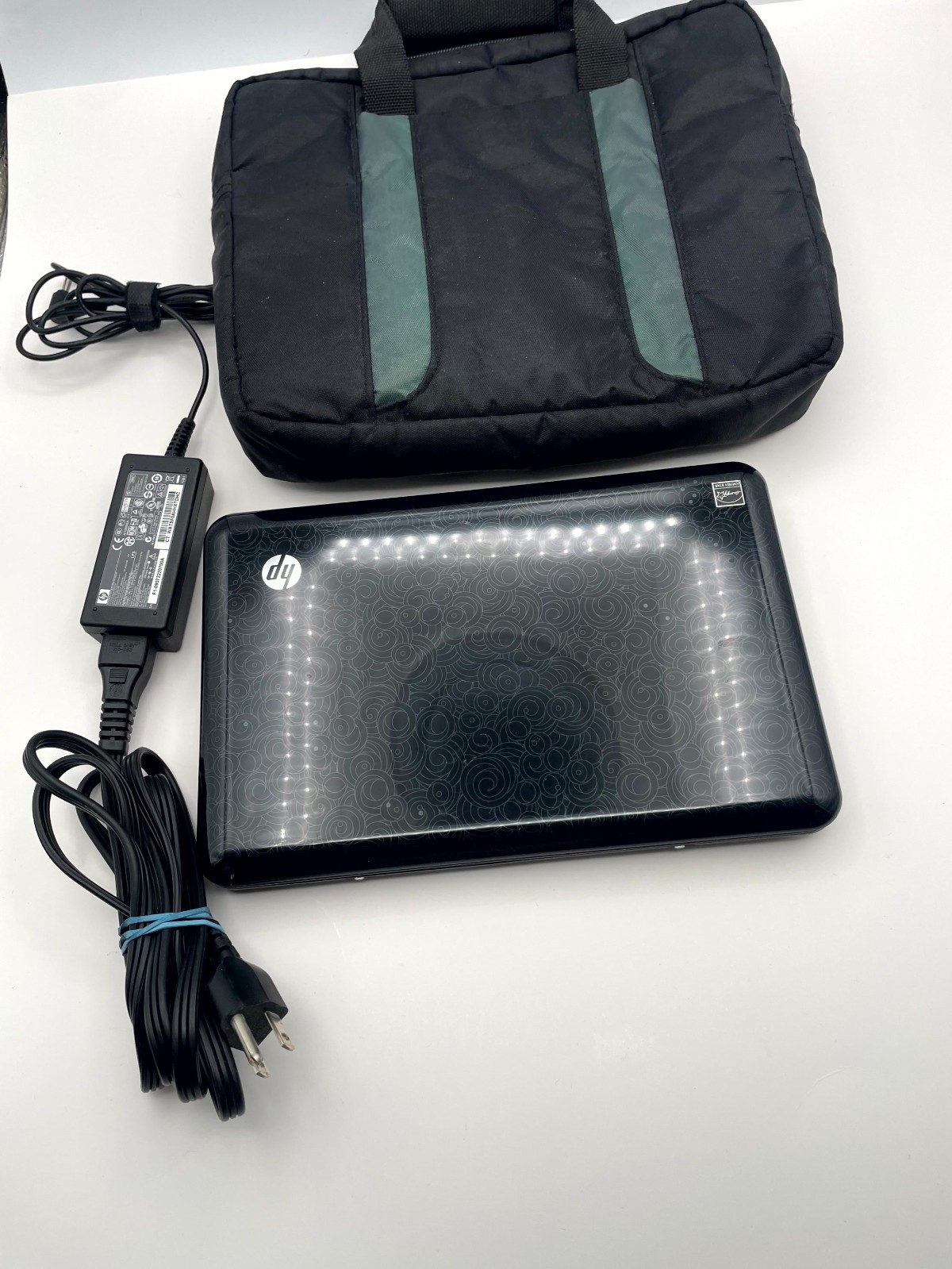 HP Mini 110-1046NR Laptop Black 10.1″ Widescreen Intel Atom with Adapter & Bag