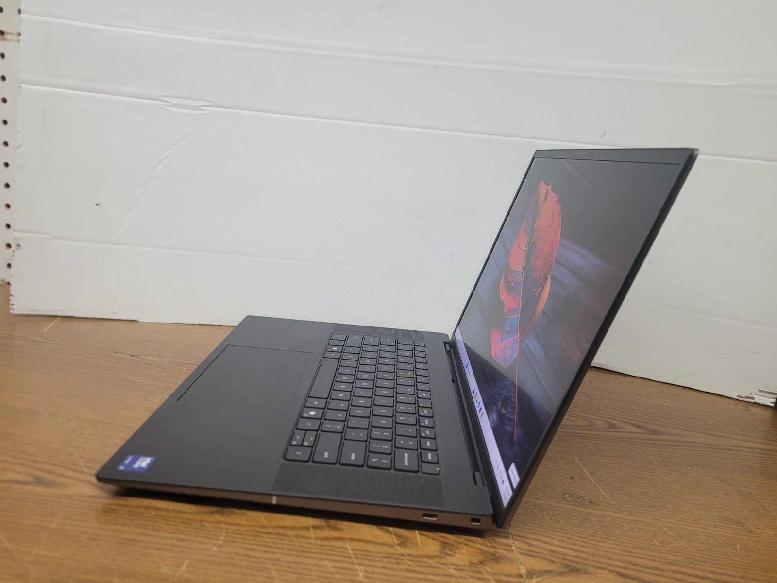 Dell Precision 5690 16″ Ultra 9 185H 64GB 2TB – Very Good