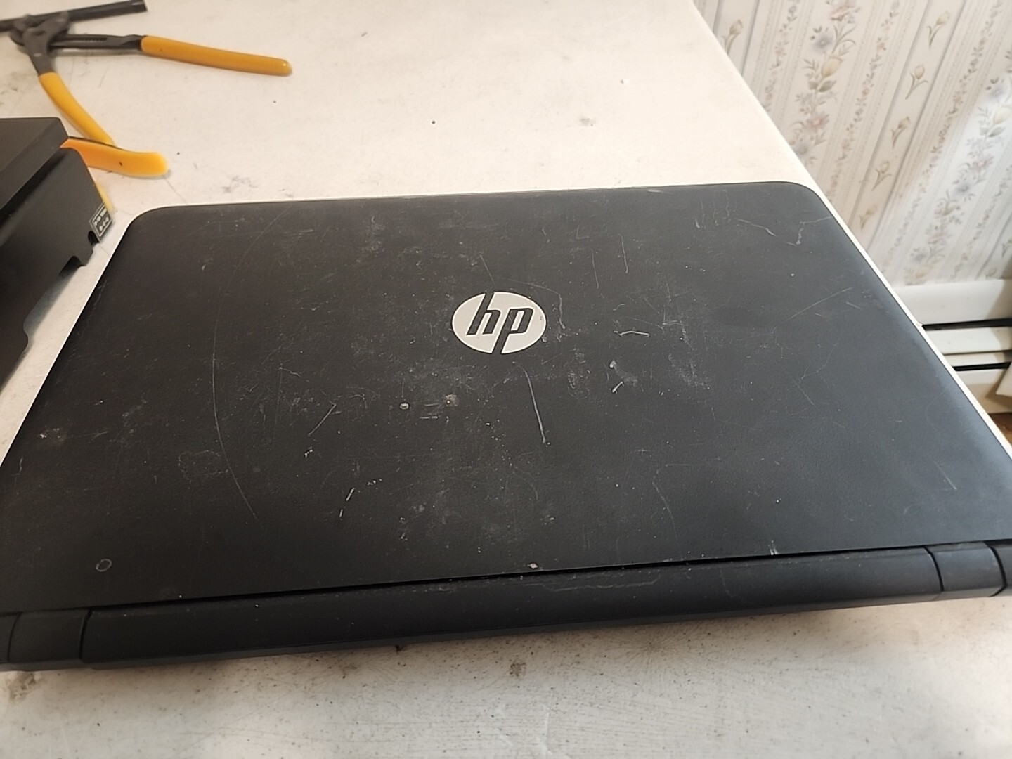 HP 15-F039WM Laptop Intel Celeron N2830 2.1 GHz 4GB ram AS IS NO Hdd/OS