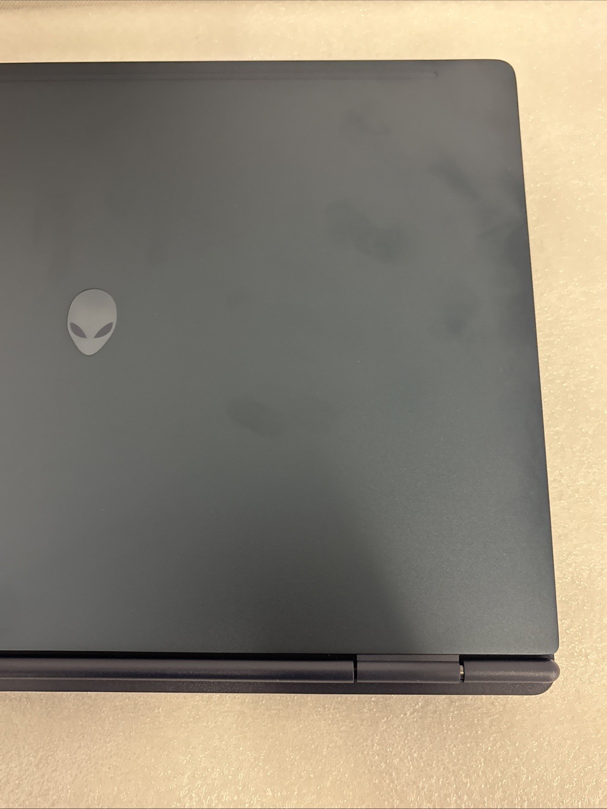 Dell Alienware 16 Aurora (1TB, Intel Core 7, 16GB, RTX 5050, Windows 11 Home)