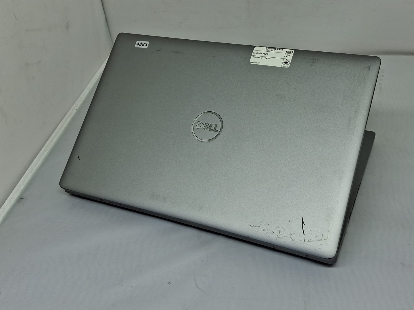 Dell Latitude 5520 – i5-1145G7 – 512GB, 16GB, Windows 11, 15.6″ – Scratches