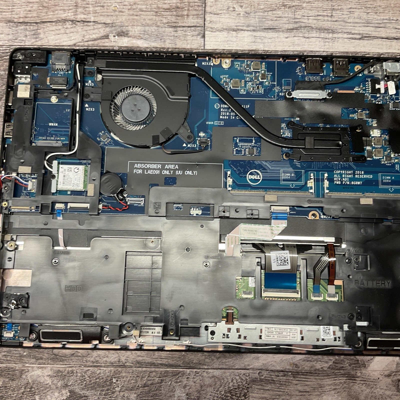 Dell Latitude 5590 / No POST / Cracked Screen / No RAM / No SSD / O10