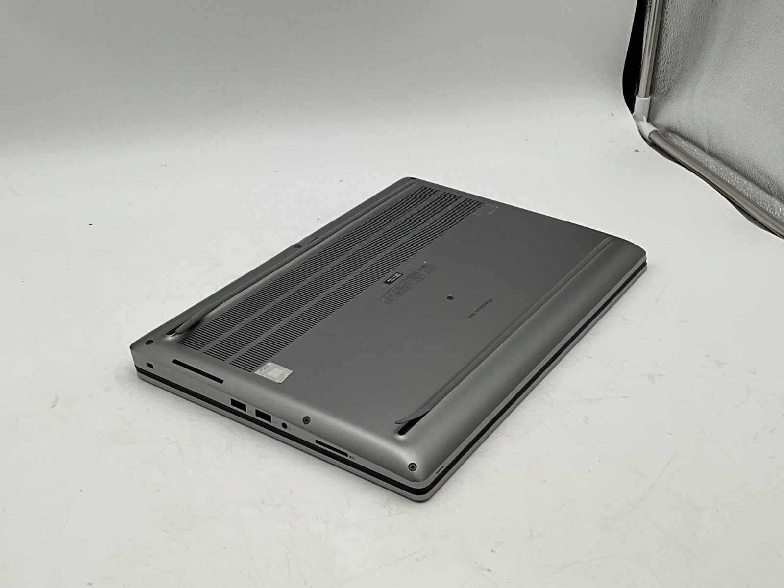 DELL Precision 7560 i7-11850H 2.50 32GB 1tb T1200 15.6″ WIN11 *read* 42TQ2J3