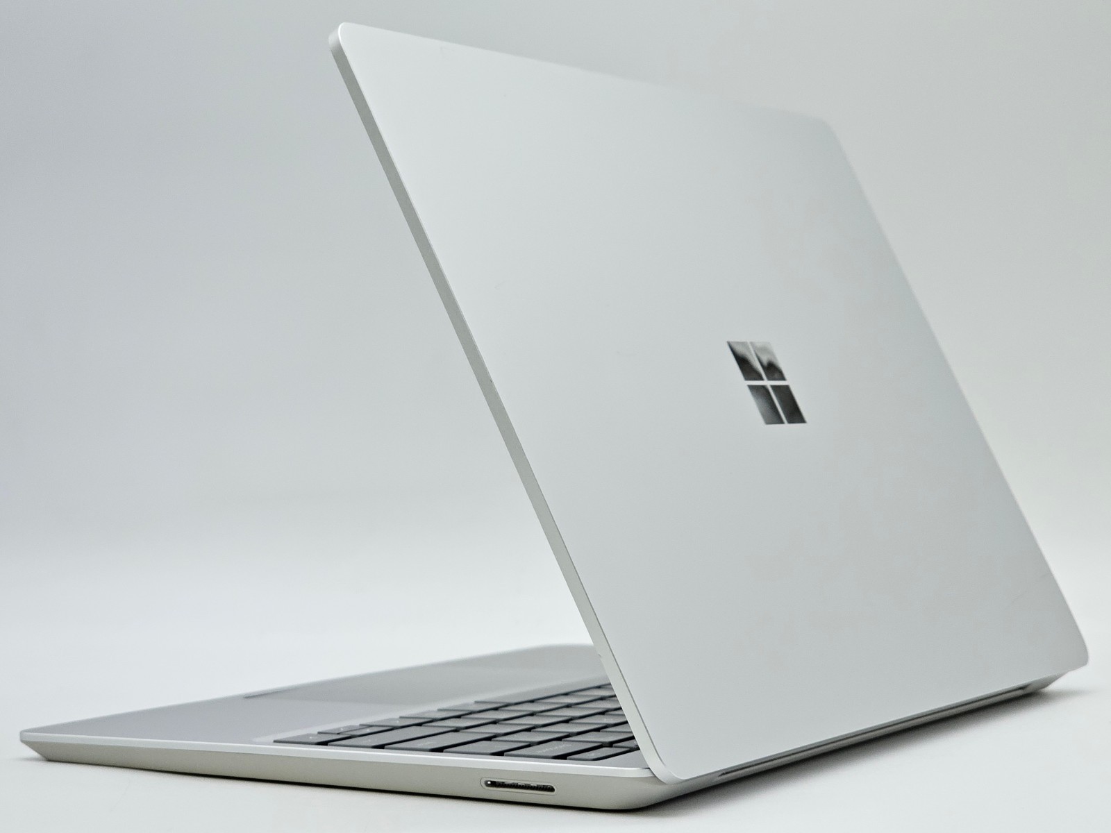 Microsoft Surface Laptop Go – 12.4″ Touch – i5-1035G1 4GB RAM 64GB SSD – Win 11