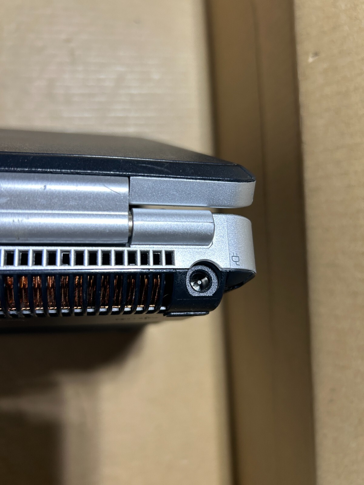 Used – Parts – Vintage Compaq Presario V2000 Laptop – AMD Sempron – 512MB RAM