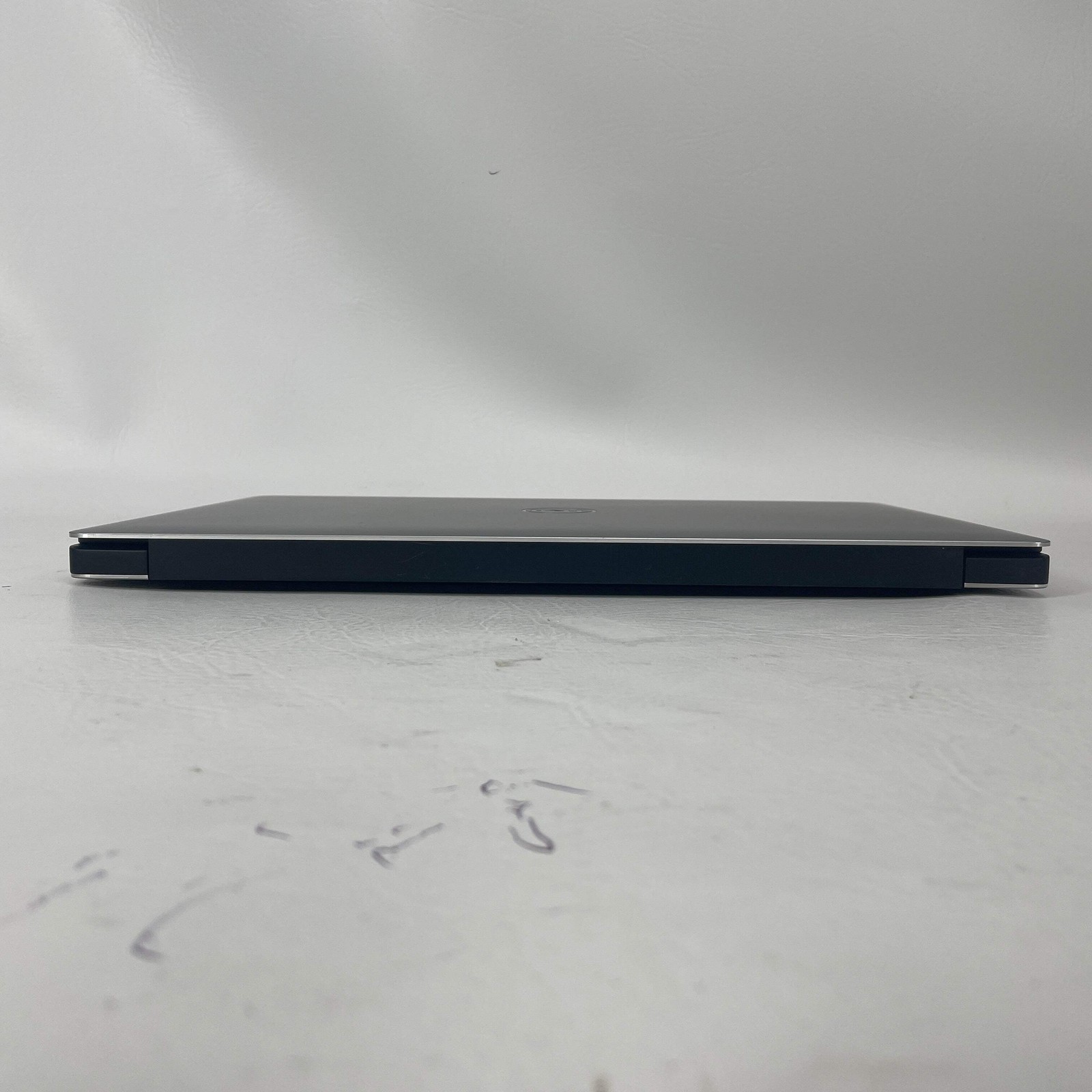 Dell XPS 9560 15.6″ i7-7700HQ 2.8GHz 16GB RAM 1TB SSD GeForce GTX 1050