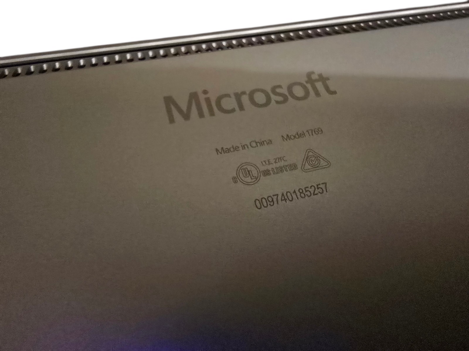 Microsoft Surface Laptop 2 13.5″ SLV i5 8250U 8GB RAM 128GB SSD Touch Chrg Win11