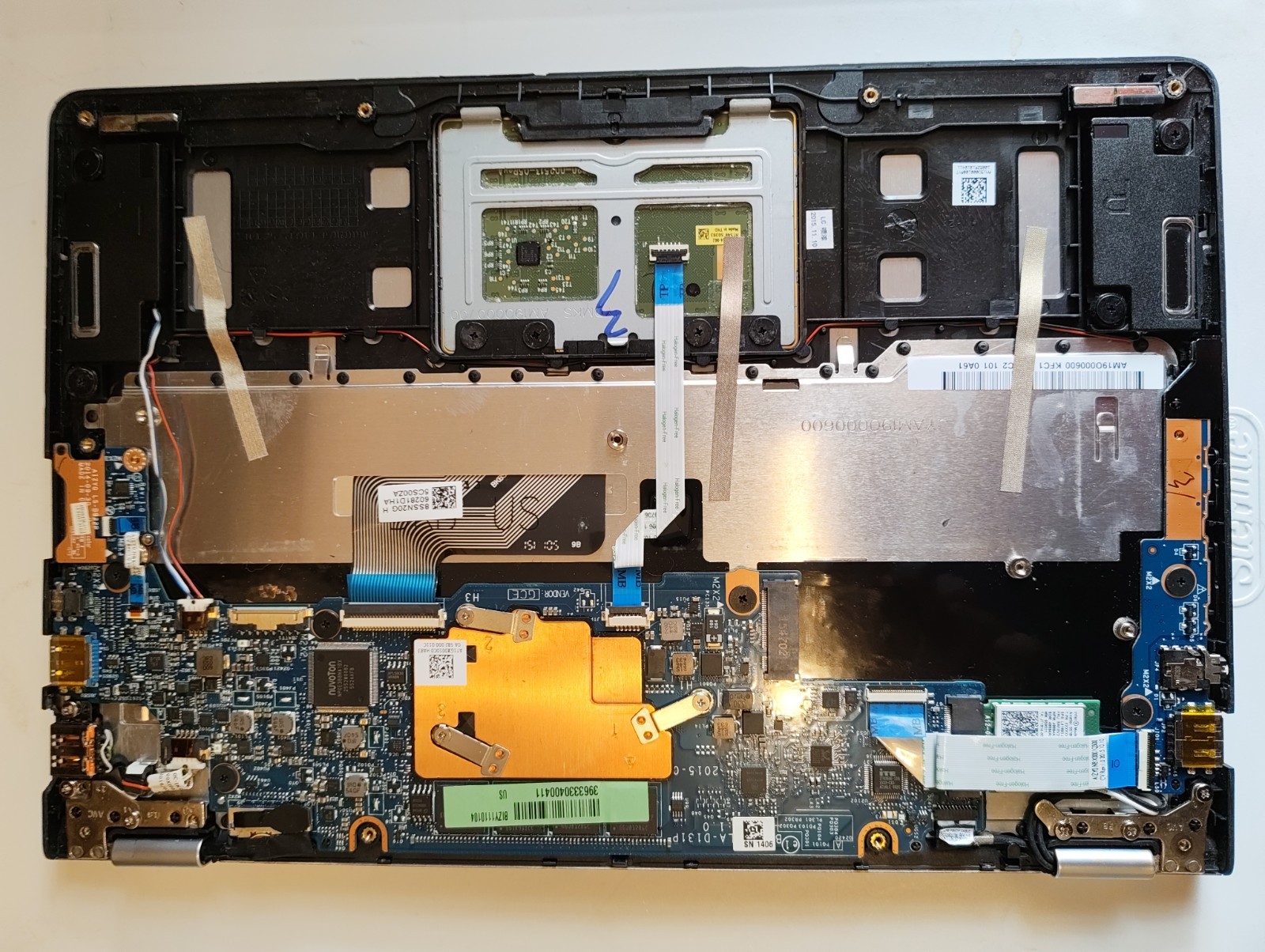 Lenovo Yoga 700-11ISK 11″ Intel Core m3 4GB RAM W/charger – For Parts