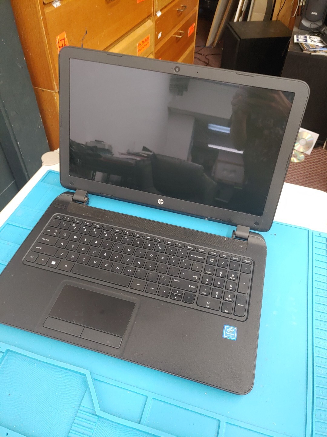 892 – HP 15-f222wm- FOR PARTS / AS-IS