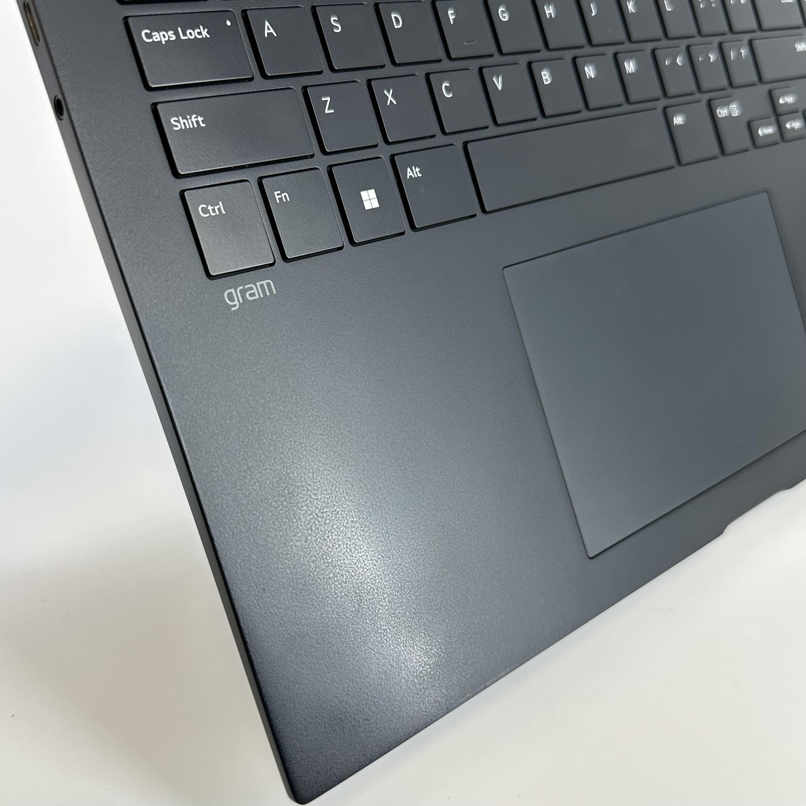 LG Gram 16 Black QHD+ 2.2 GHz i7-1360P 32GB 1TB/1TB NVIDIA RTX 3050 Good