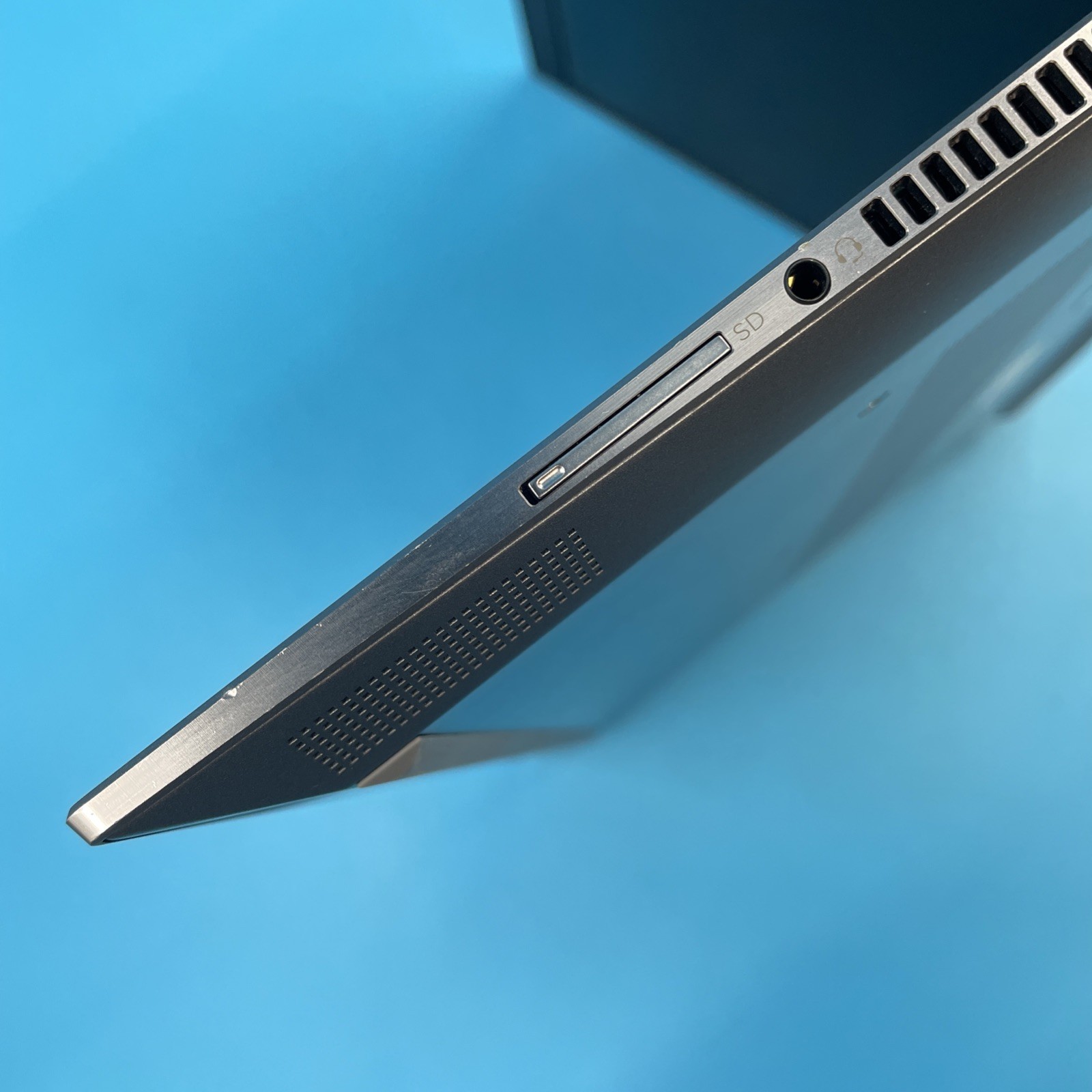 HP ZBook Studio G5 | i7-8850H | 8GB RAM | 256GB SSD | P1000 | W11 PRO | 71% BATT