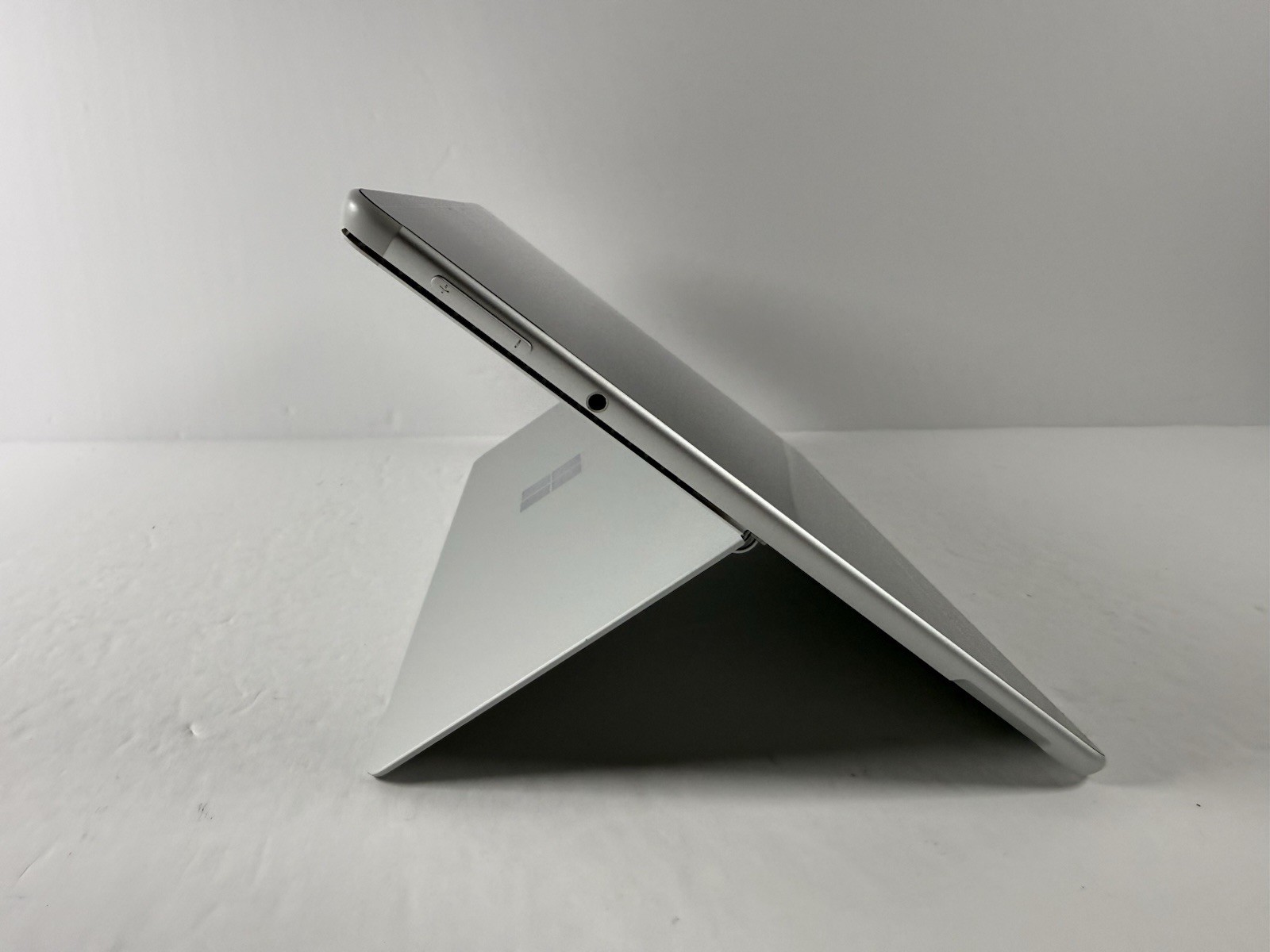 Microsoft Surface Pro 8 (1982) i5-1145G7 – 16GB RAM – 256GB 120Hz – Win 11 Pro