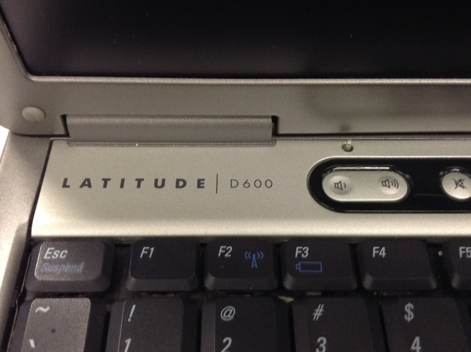 Dell Latitude D600 14″ Pentium M 1.5GHz Laptop w/512MB, DVD/CDRW, NO HDD, WORKS