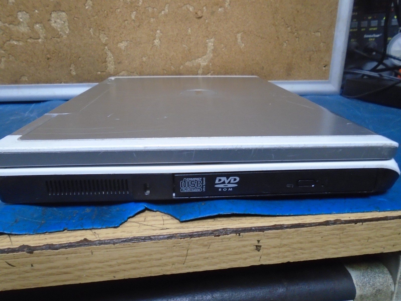 Dell Inspiron 6400 Intel Core Duo 1.6 GHz, 60 GB HHD, 1 MB RAM Laptop