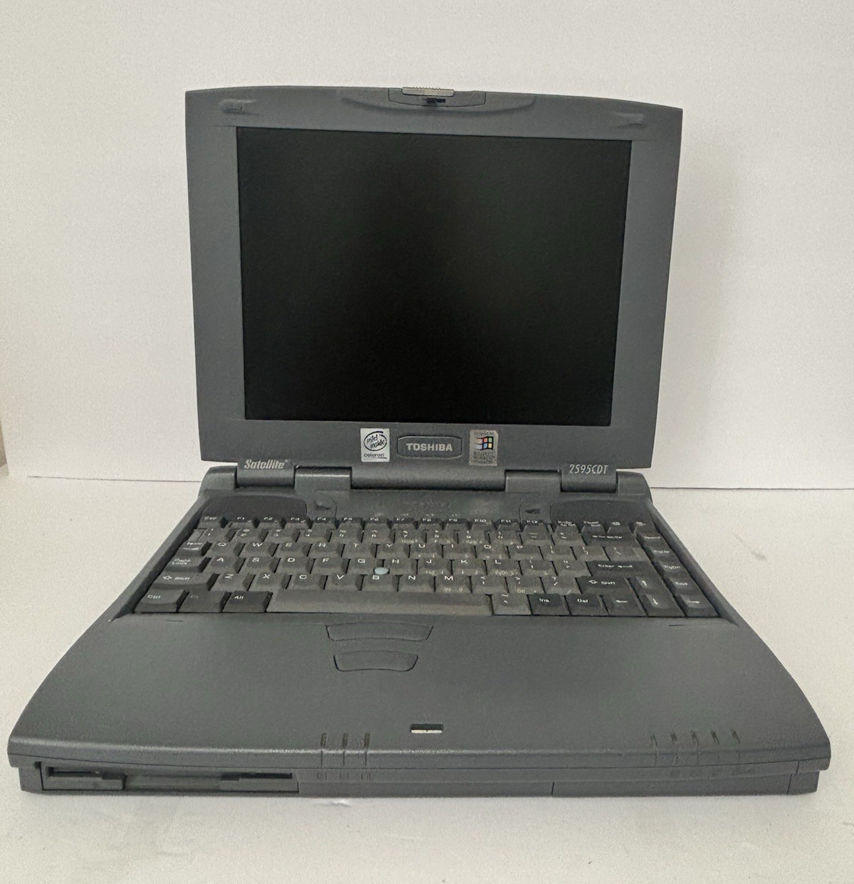 Toshiba Satellite 2595CDT 12.1in Pentium 233MHz 64MB Window 98 Laptop Computer