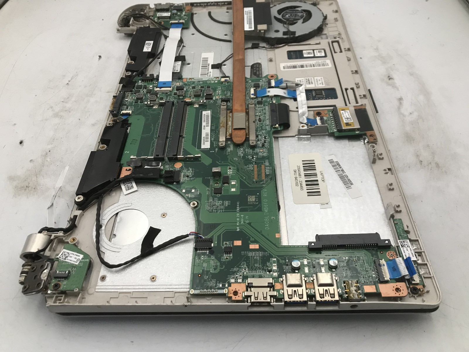 TOSHIBA SATELLITE L50-B – FOR PARTS/REPAIR – INTEL I7 4TH GEN – NO RAM -READ- BB