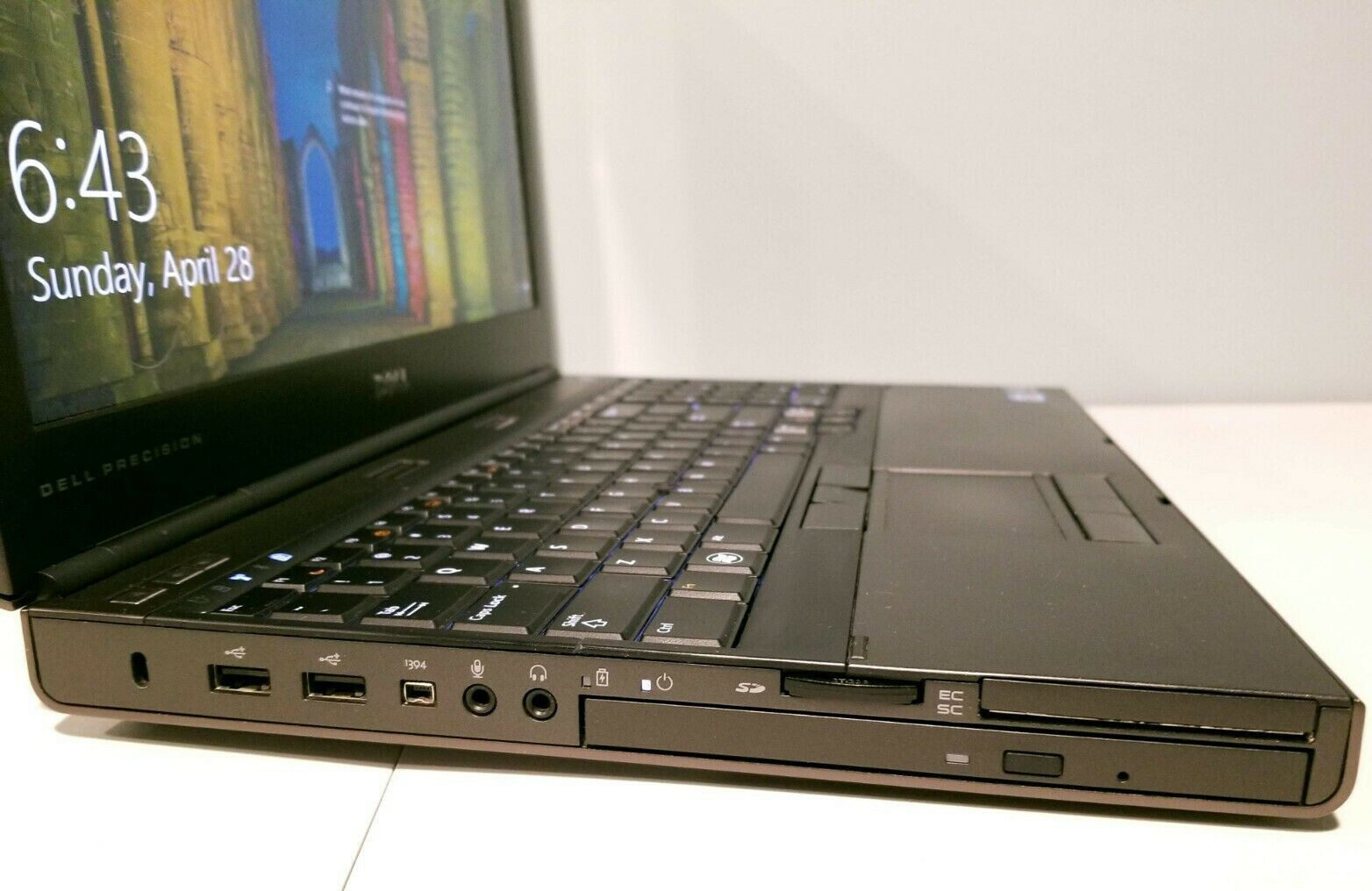 Workstation DELL M4600 i7-QUAD Fast 3TB SSD 32GB DVD-RW 15.6 Quadro 2000 DOCK