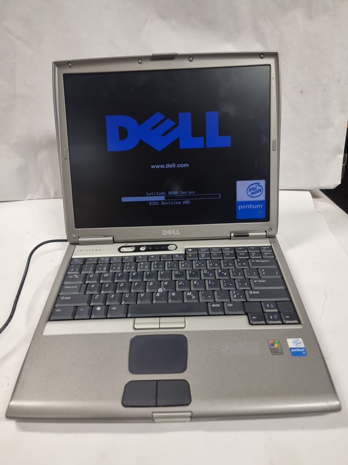 VINTAGE Dell Latitude D600 Laptop Pentium M 1.6ghz 512Mb RAM / No HDD/ No OS
