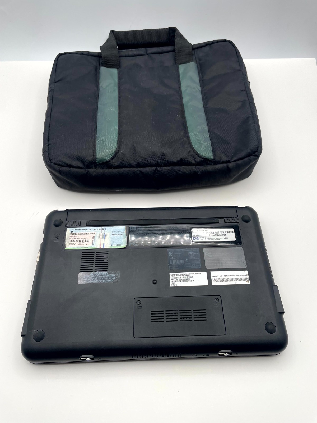 HP Mini 110-1046NR Laptop Black 10.1″ Widescreen Intel Atom with Adapter & Bag