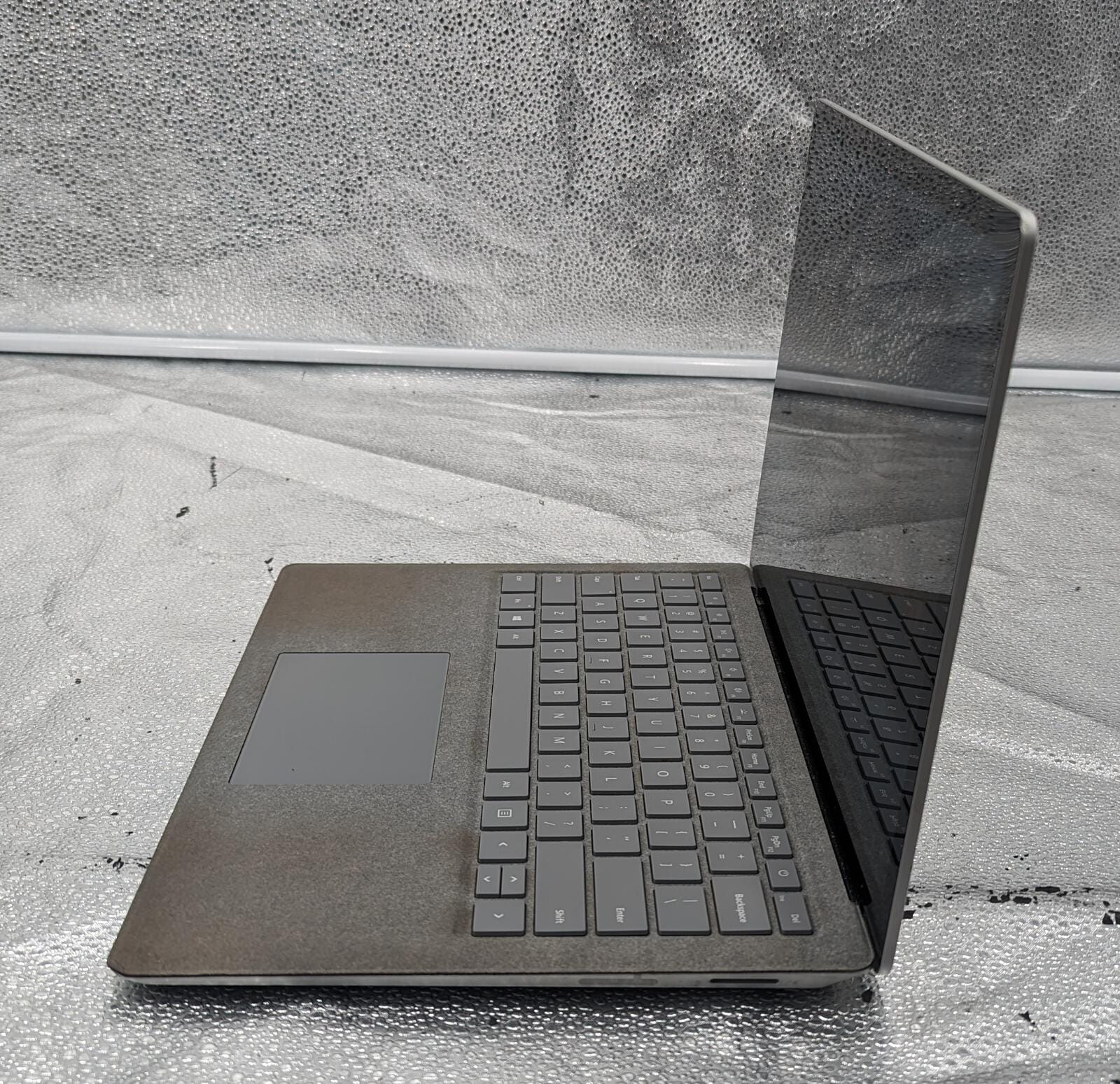 Microsoft Surface Laptop 13.5″ 256GB 8G Intel Core i5 7th Gen. 2.60 GHz *READ*