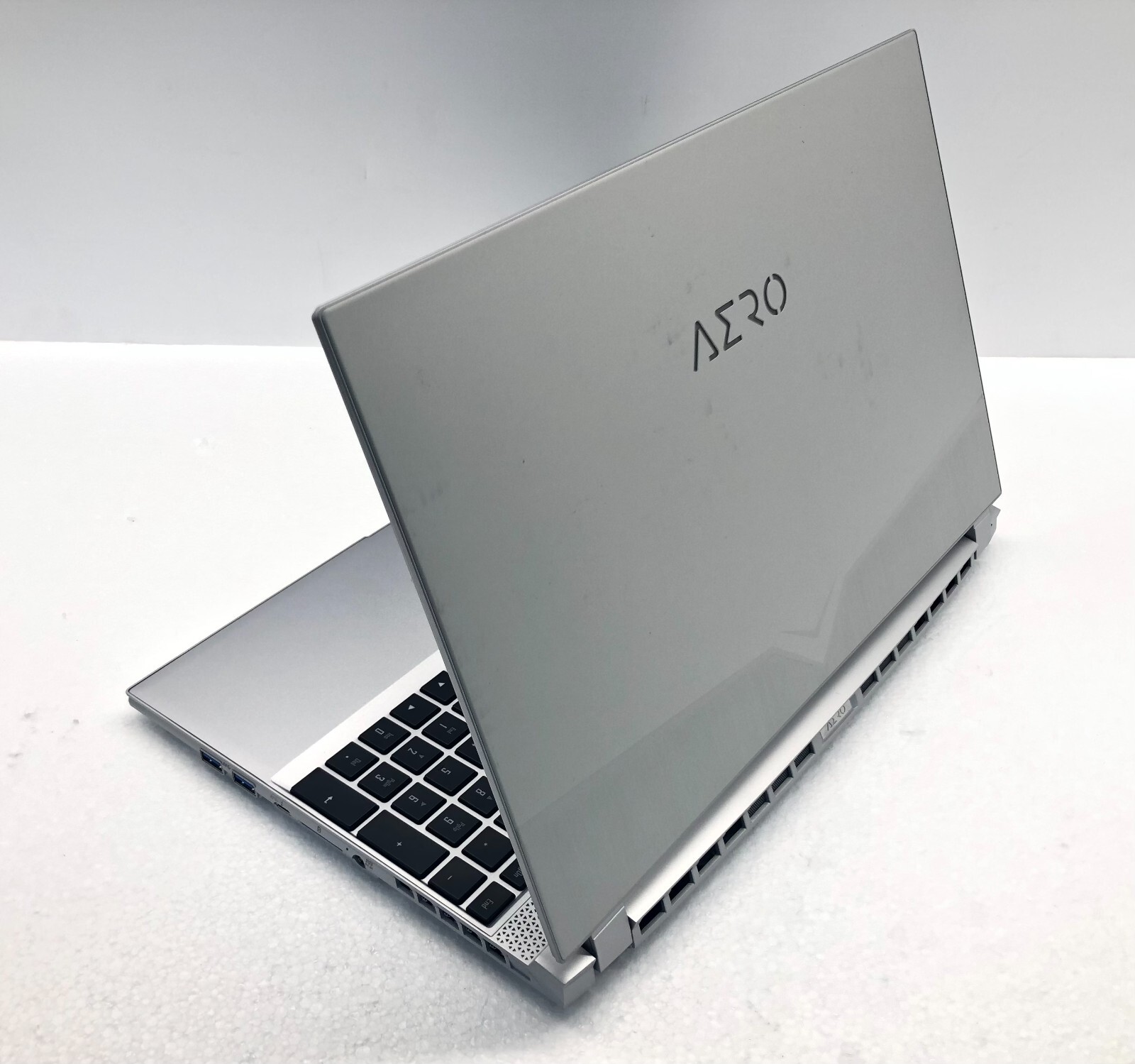 GIGABYTE AERO 15S OLED SA-7US5130SH LAPTOP I7-9750H 2.7GHz GTX 1660Ti 16GB 512GB