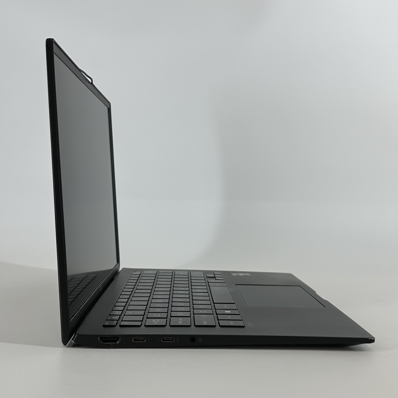 LG Gram 14 Black FHD+ 2.1 GHz i7-1260P 16GB 512GB SSD Good – No Feet