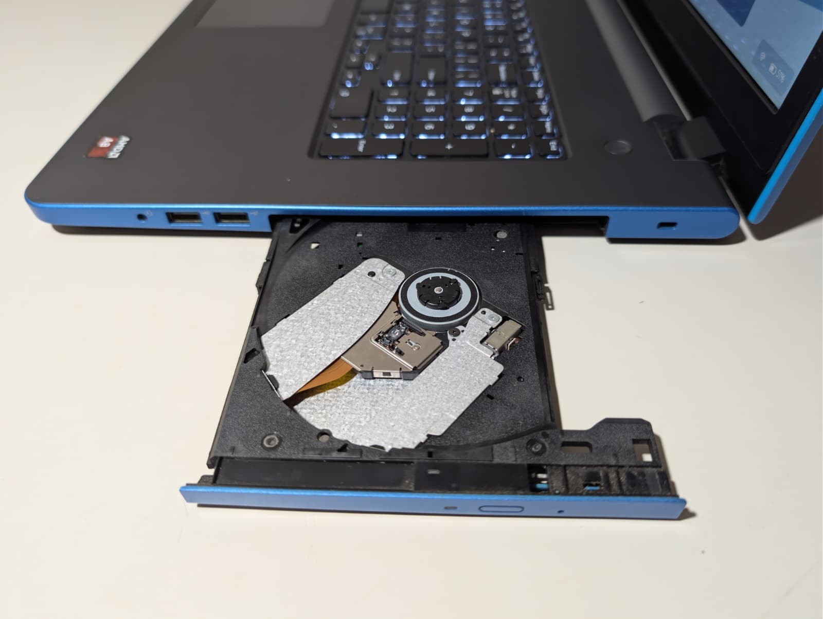 17″ Dell Inspiron 5755 Blue | AMD A8 16GB RAM 256GB SSD | HD+ Backlit Win 11 DVD
