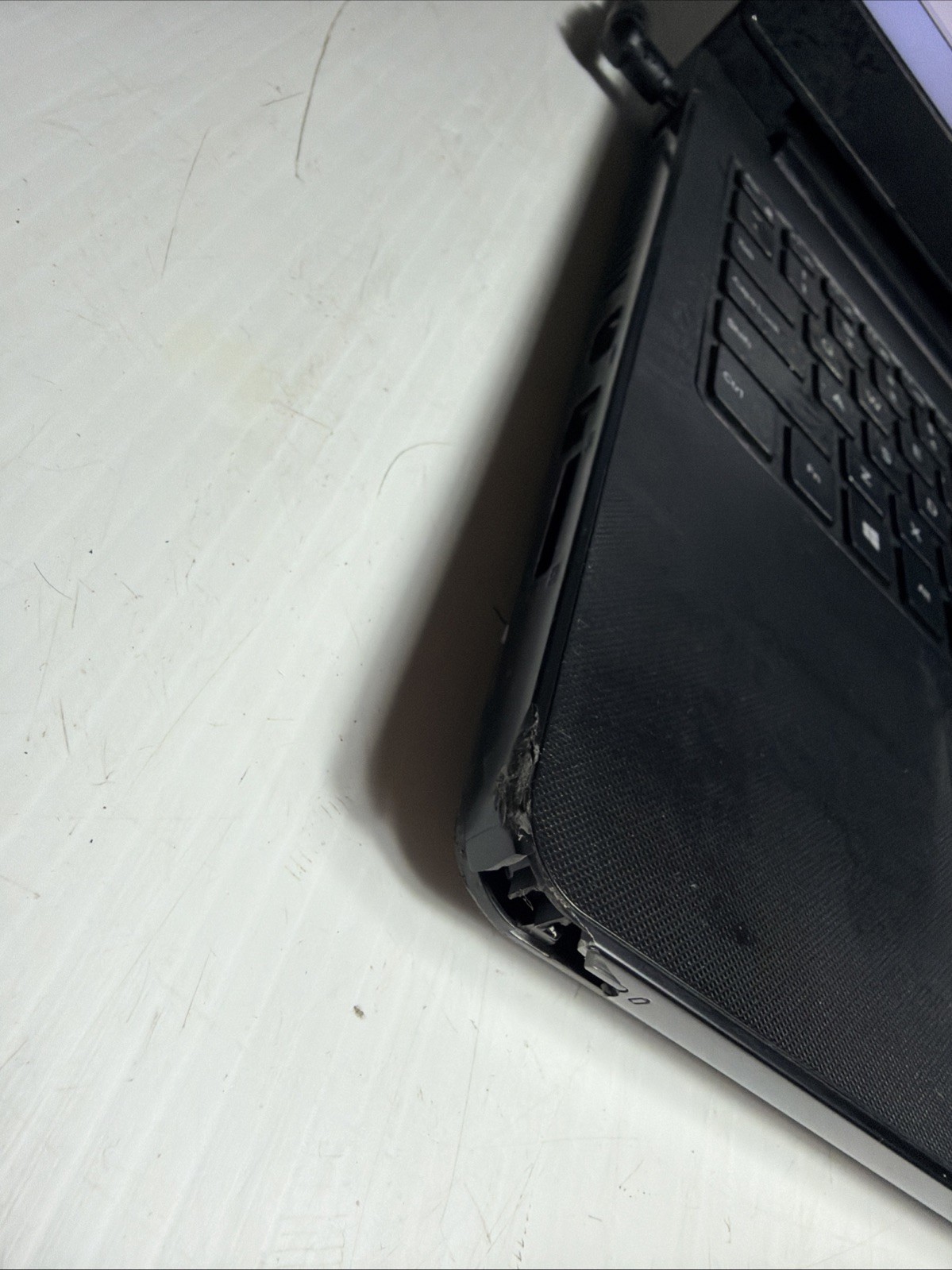 Dell Inspiron 3558 15″ Laptop i3-5015u 4gb Ram No Drives Boots Bios