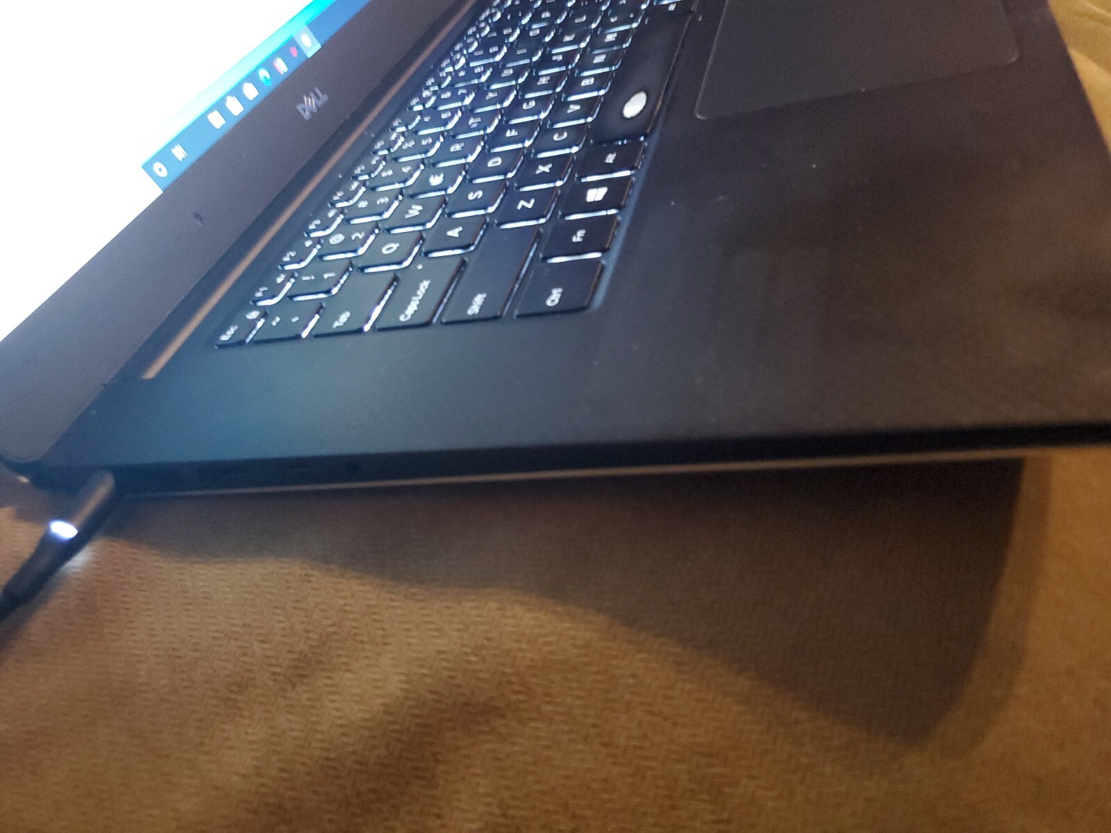 Dell XPS 15-9560 15″ Intel Core i3 7th gen 8Gb RAM 500GB, 32gb hd