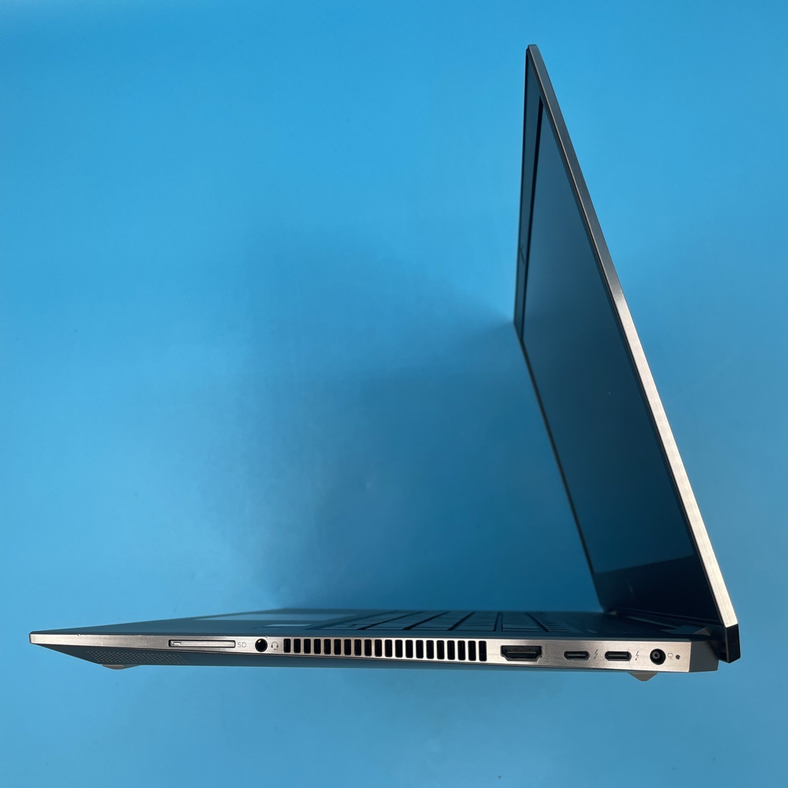 HP ZBook Studio G5 | i7-8850H | 8GB RAM | 256GB SSD | P1000 | W11 PRO | 71% BATT