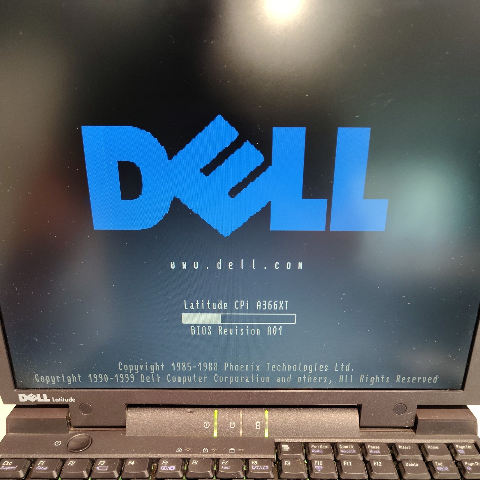 Dell Latitude CPi A366XT PentiumII Windows 2000Laptop VINTAGE 1998 – POWERS ON!