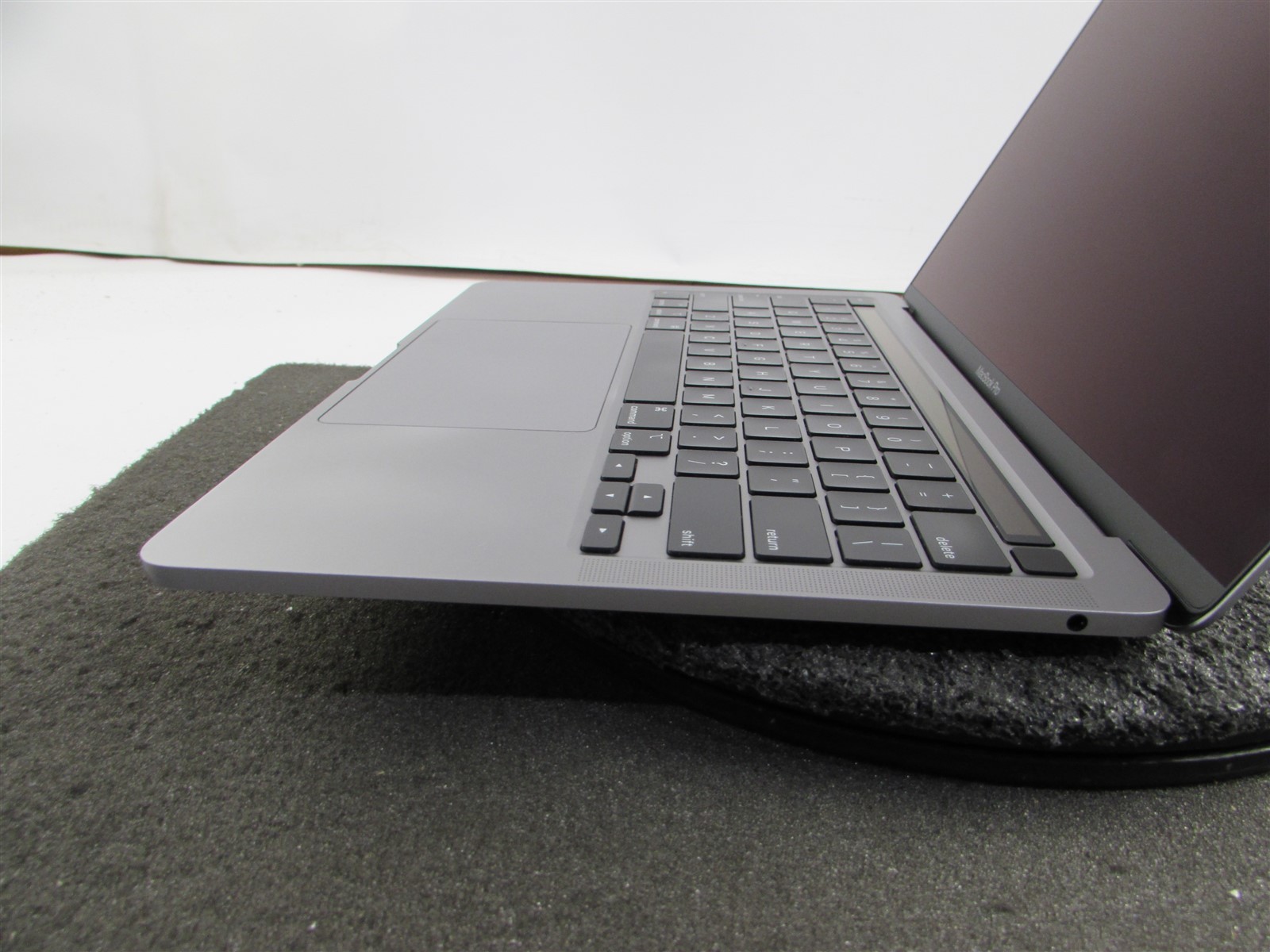 APPLE MACBOOK PRO A2289 (2020) CORE I7-8557U 500GB SSD 16GB RAM NO O.S