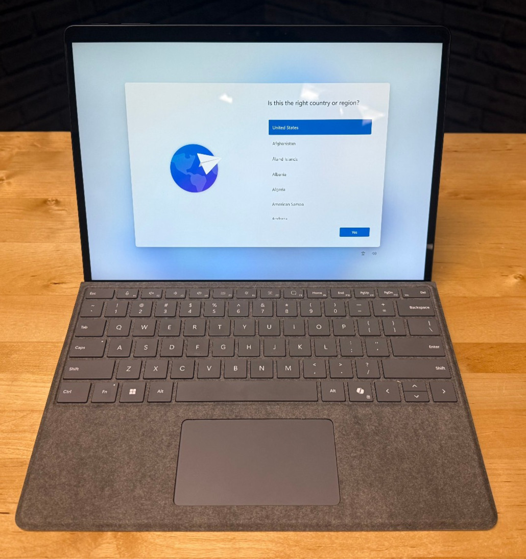 Microsoft Surface Pro 9 13″ Black (256GB SSD, Intel Core i5 12th Gen, 8GB)