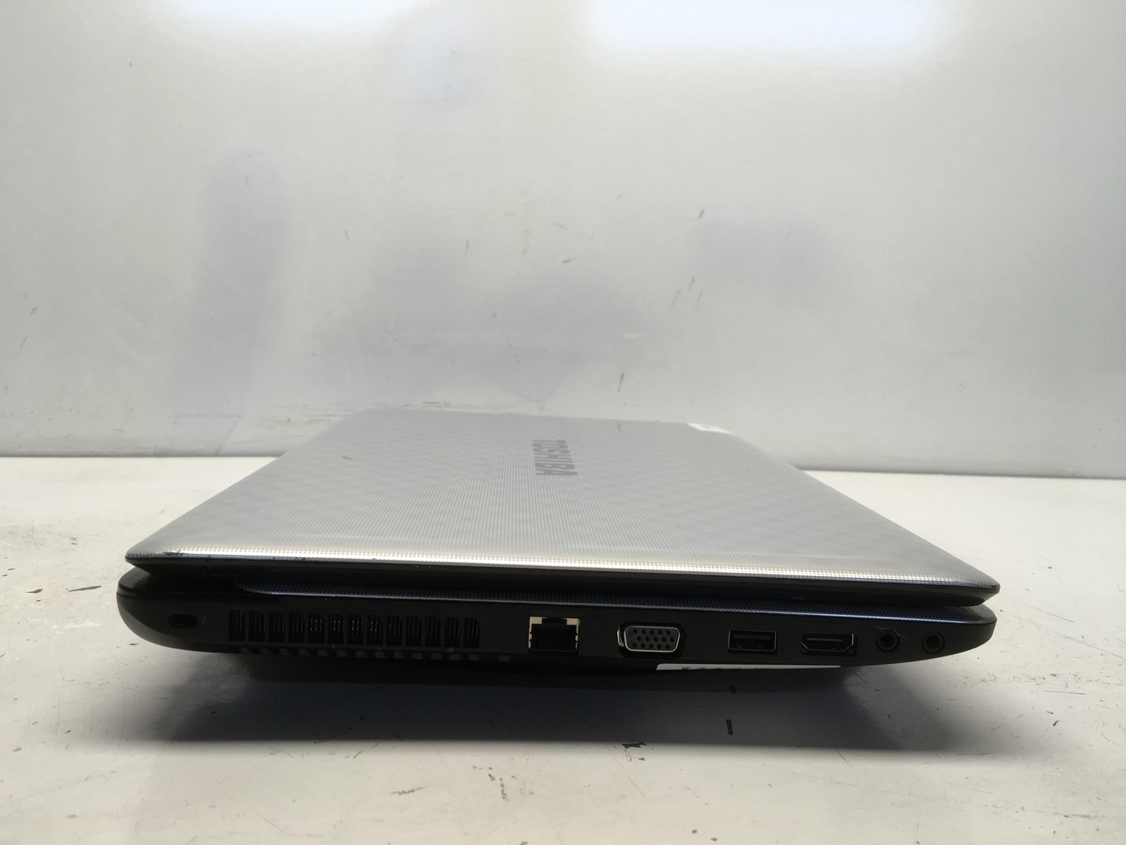 Toshiba Satellite L755-S5167 Intel i5-2450M 2.5GHz 4 GB NO HDD No Batt