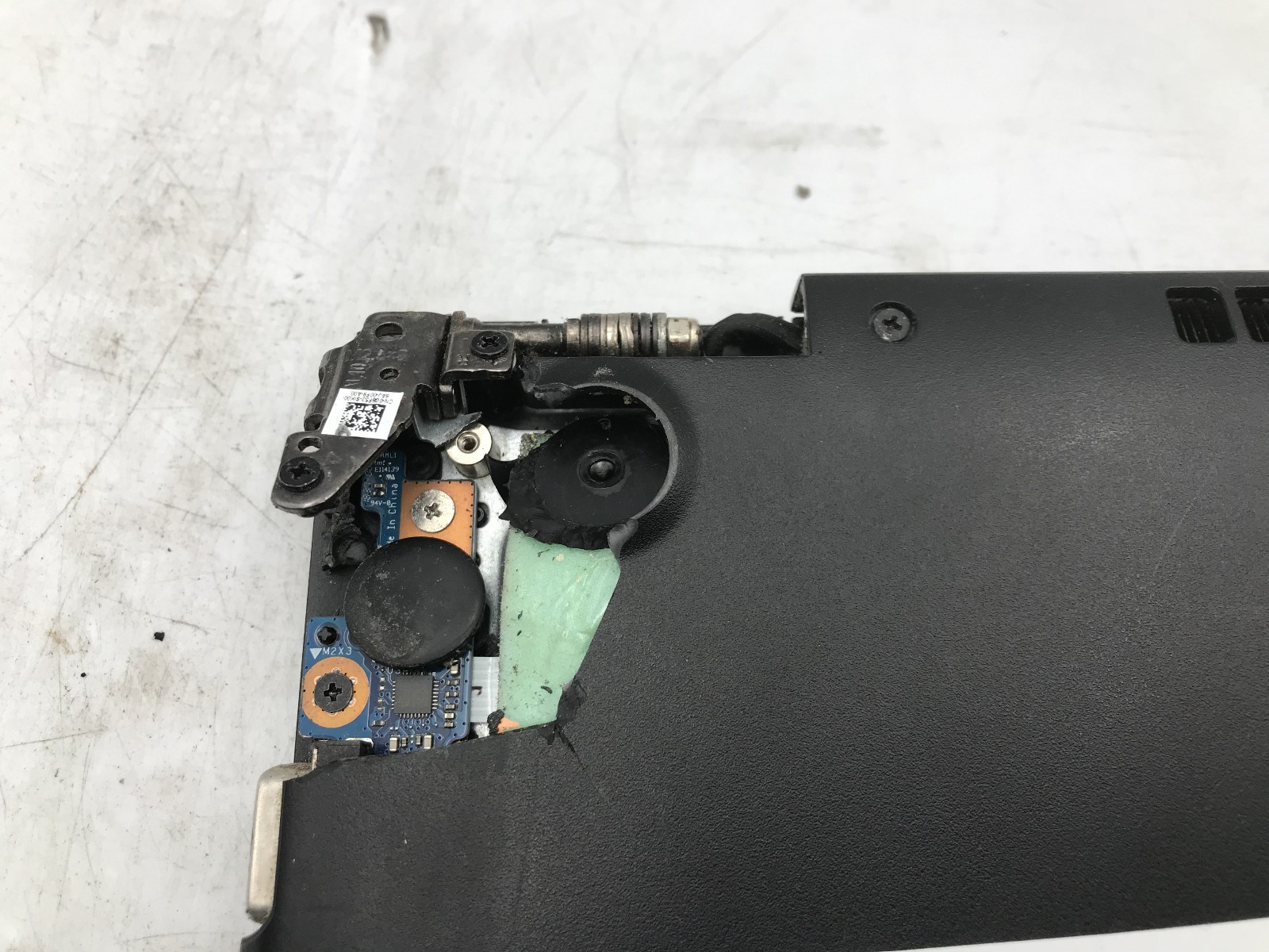 DELL LATITUDE 3490 – FOR PARTS/NO POWER – INTEL I3 8TH GEN – NO RAM – NO OS – BB
