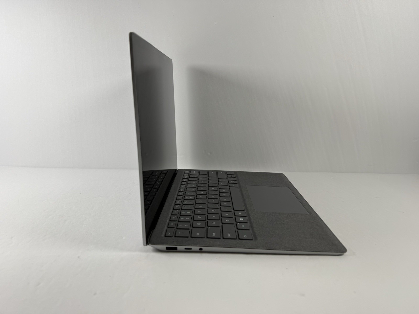 Microsoft Surface Laptop 5 13.5” 1950 Intel Core i7-1265U 16GB RAM 512GB NVME