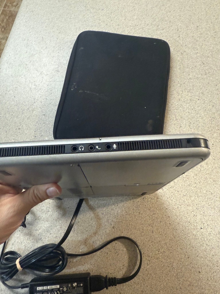 HP Compaq tc1100 Tablet PC Pentium M 1GHz 256MB. BATTERY ISSUE BUT READ DESCRIPT