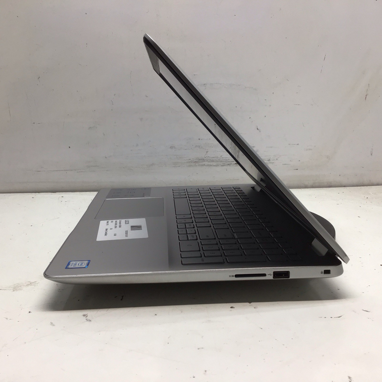 Dell Inspiron 15 5584 Intel i5-8265U 1.6GHz 8 GB NO HDD