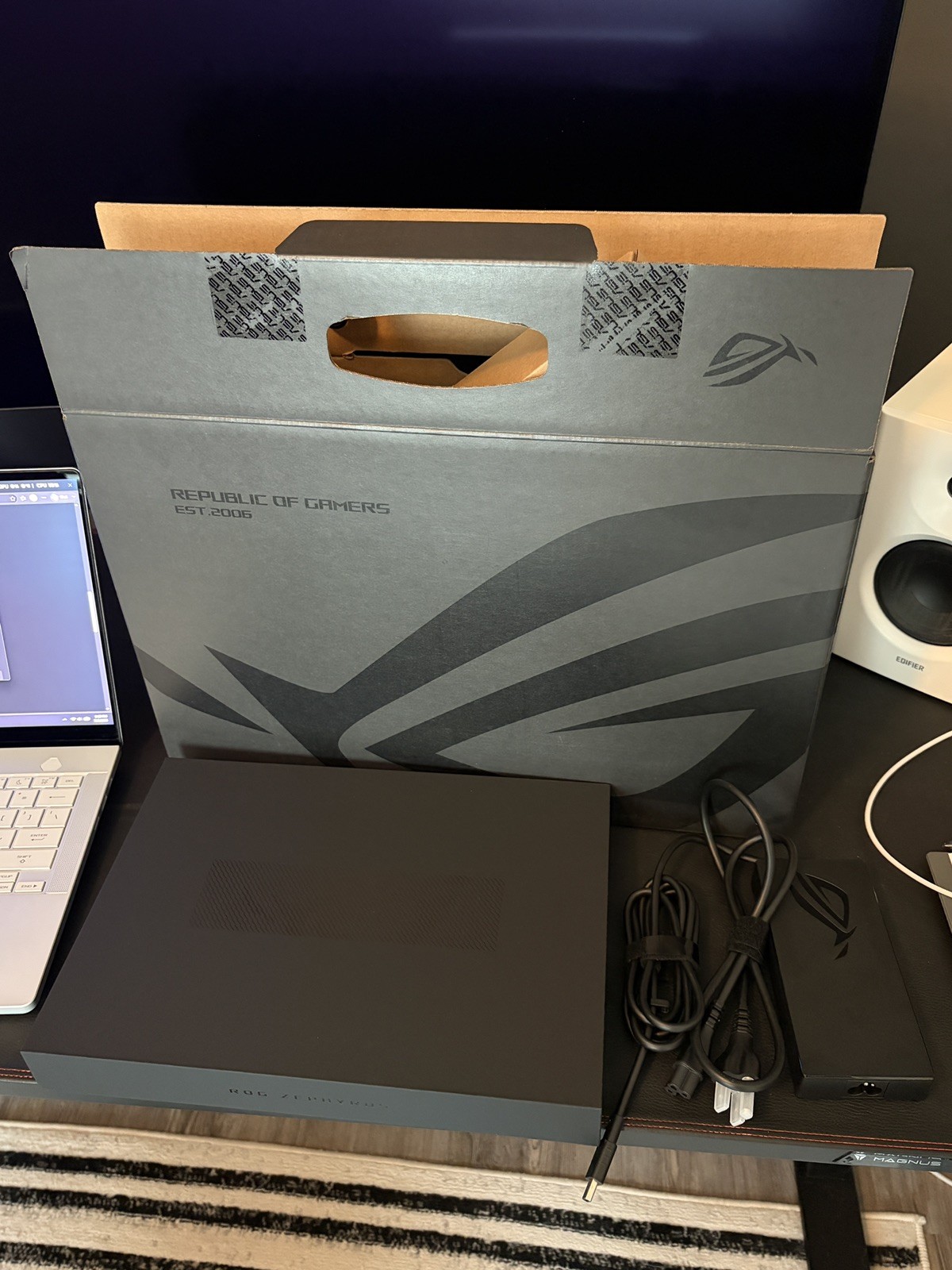 ASUS ROG Zephyrus G14 2025 14″ OLED 3K 120Hz Ryzen 9 32GB 1TB SSD RTX 5070 Ti