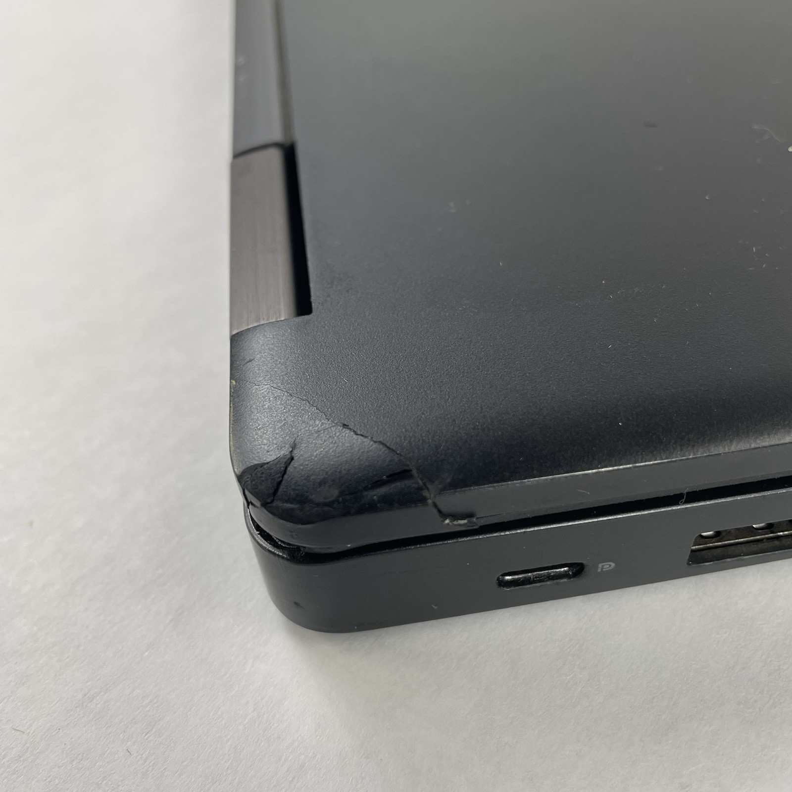 Dell Latitude 5580 15.6″ i5-7300U 2.60 GHz 8 GB RAM No SSD/OS/Batt – Bad Corner