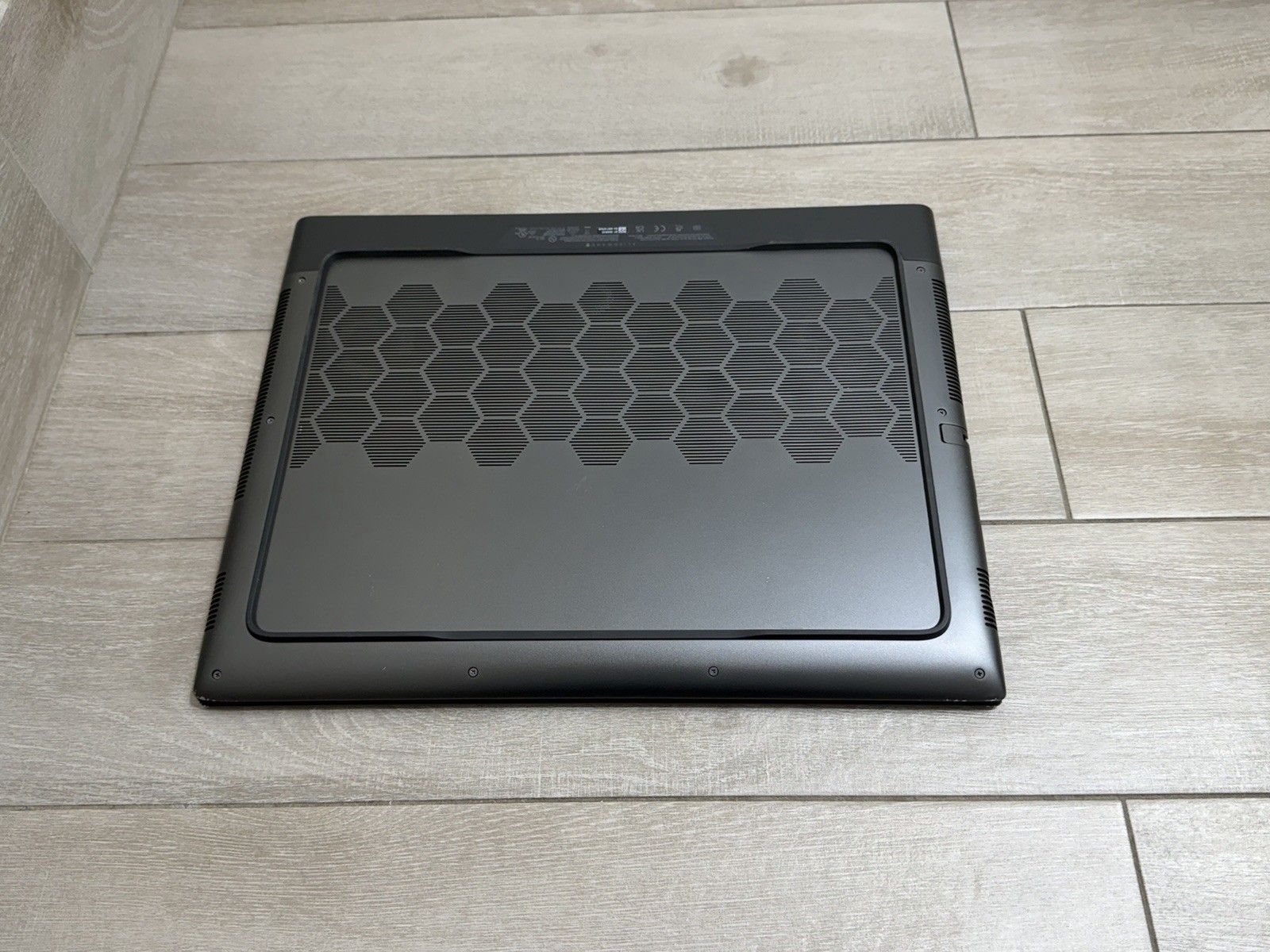 Alienware m18 R1 18″ AMD Ryzen 9 7845HX GeForce RTX 4070 16GB RAM 512GB NVMe SSD