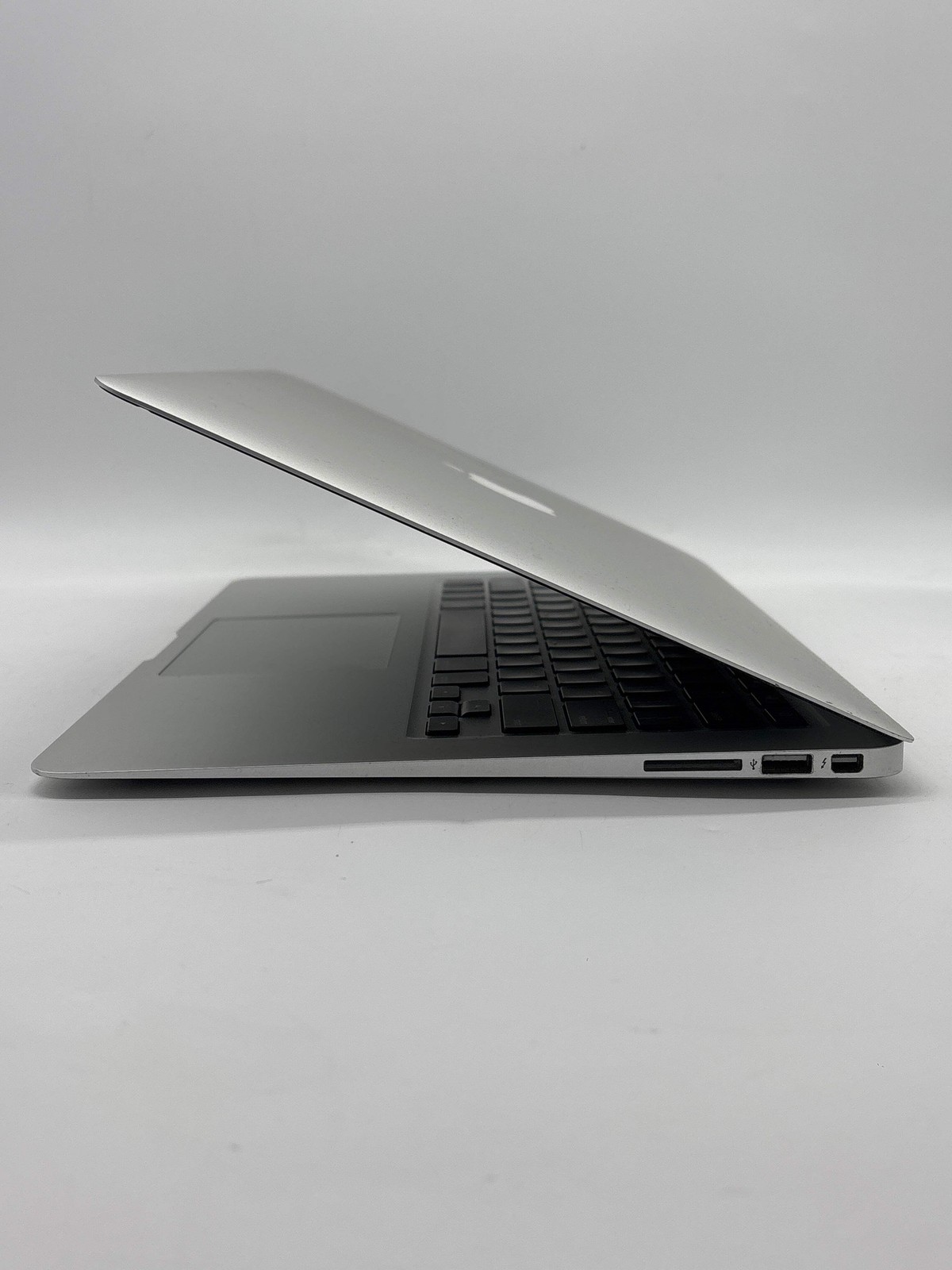 Apple MacBook Air 13″ A1466 Intel Core i5 4GB RAM 128GB SSD – For Parts