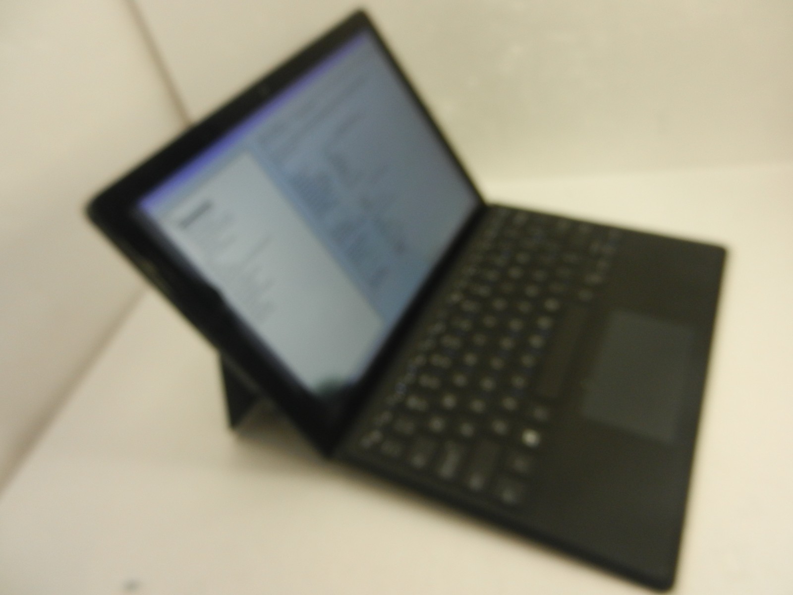 Dell 5290 2-IN-1 Tablet CORE i5-8350U @ 1.70Ghz / 8GB / No HDD – SCREEN ISSUES*