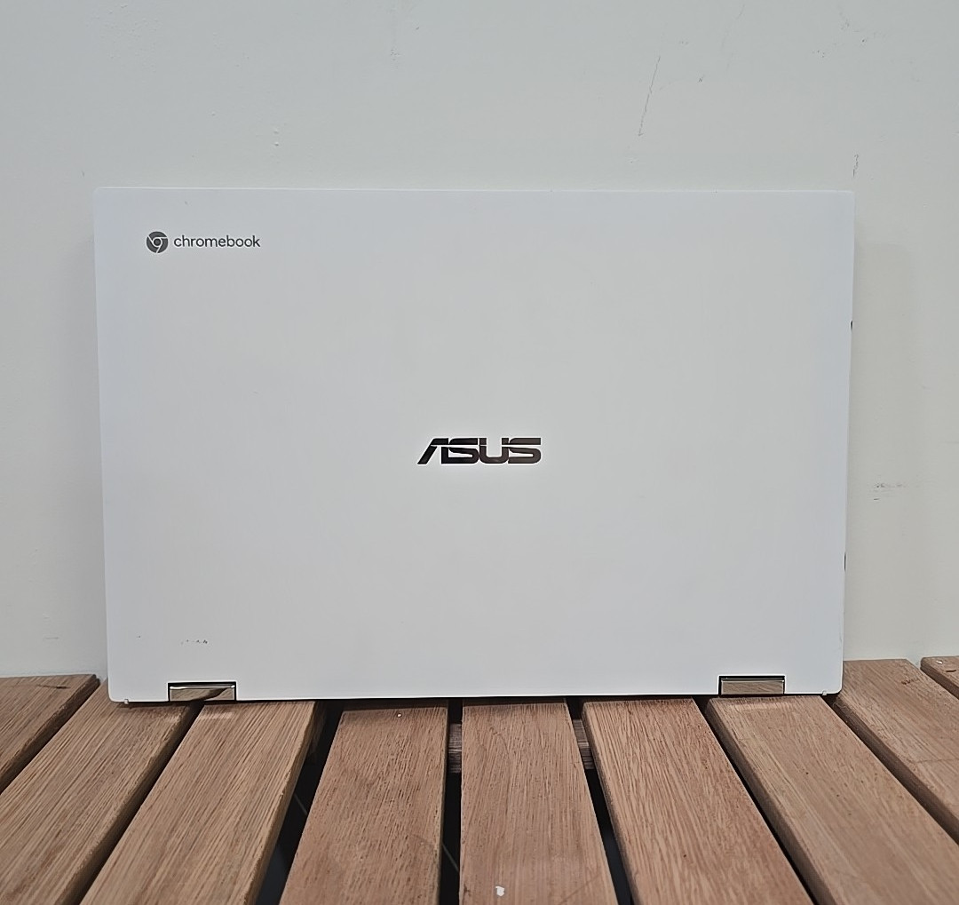 ASUS C536E CHROMEBOOK CORE I3 , 17″ SCREEN TURNS ON BUT STAYS DEAM PARTS ONLY)