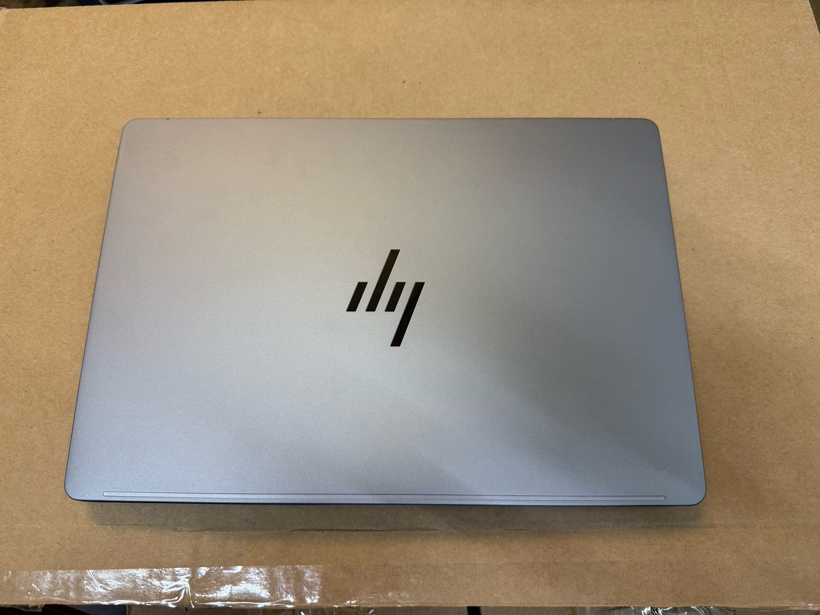 HP ZBook Ultra OLED 2.8k AI MAX PRO 390/32 GB LPDDR5/512GB SSD/ ( Dent On Corner
