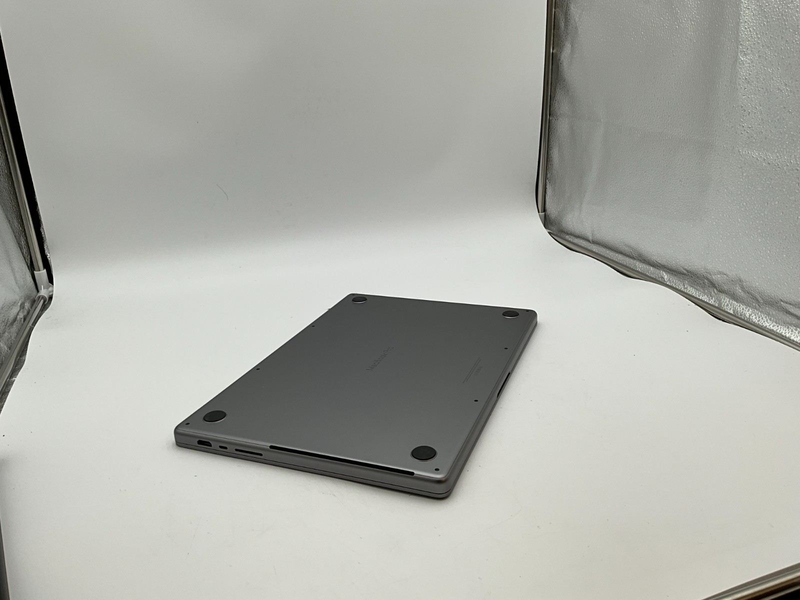 APPLE A2485 MacBook Pro 16″ M1 pro 16GB 512GB SONOMA 2021 FHGWLW4C6Y