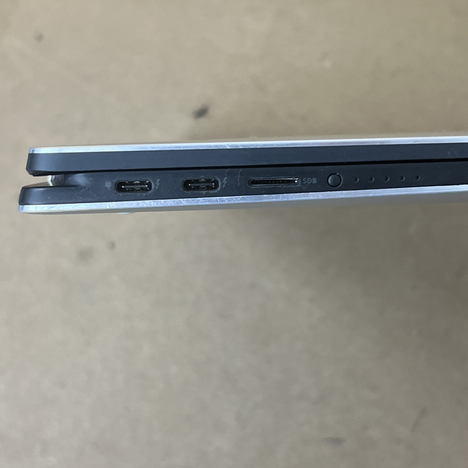 Dell XPS 15 9575 2-in-1 4k i7-8705G 3.1GHz 16GB RAM 256GB SSD – Good *Read Desc*